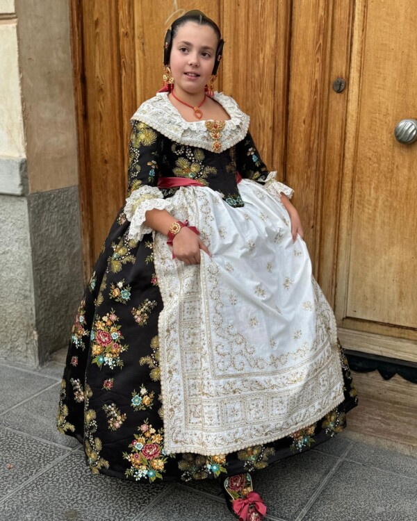 Carlota Cerdà Clavel, Fallera Mayor Infantil 2025 de la Falla L’Embut de Benicarló.companiadelaseda 
hijasdecarmenesteve 
dalmau_taller_dorfebreria 
flordaigua 
m.c.clavel 
fallalembut 
jlfbenicarlo 

gremiosastresymodistascv 
asociacionasciva