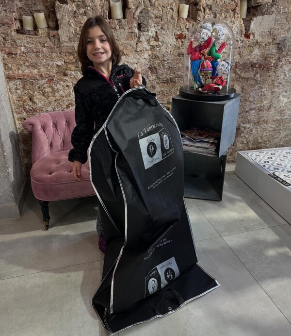 Chloé Gómez Artagoitia, Fallera Mayo Infantil de la Casa Regional Valenciana de Paris, ya tiene el traje preparado para su exaltación.iartagoitia 
casavalenciaparis