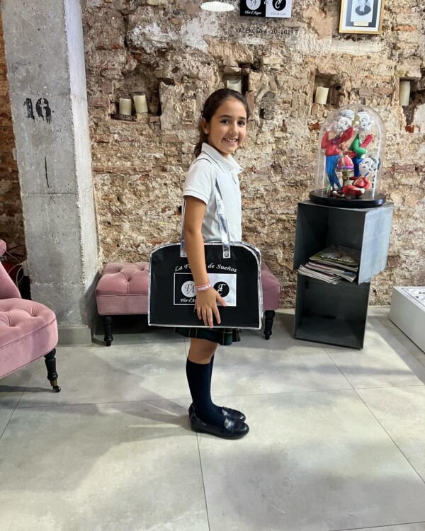 Amparo Blanch Alcañiz, Fallera Mayor Infantil 2025 de la falla Isabel la Católica - Cirilo Amoros, recoge las peinetas que lucirá en su presentación albla2025 fallaisabellacatolica