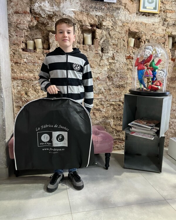 Roberto Buleo Ródenas, Presidente Infantil 2025 de la Falla Antonio Molle Gregorio Gea de Mislata, recoge el traje que lucirá en su Presentación.dianafm2002 
fallaantoniomolle 
gremiosastresymodistascv 
asociacionasciva