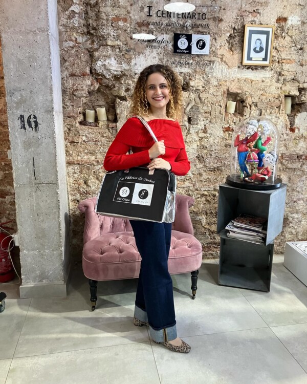 María Pellicer Carboneras, Fallera Mayor 2025 de la Falla Plaça d’Espanya de Cullera, recoge las peinetas que lucirá en su reinado merypellicer fpecullera